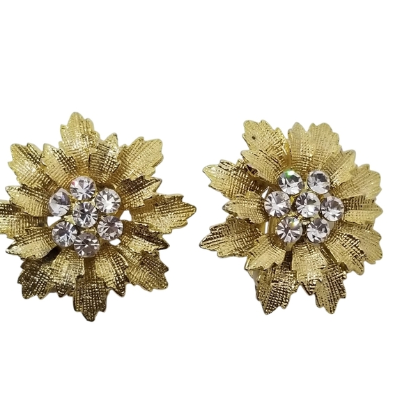 VINTAGE TEXTURED GOLDTONE FLOWER CLIP ON EARRINGS WITH WHITE CRYSTAL DETAIL - Picture 5 of 6